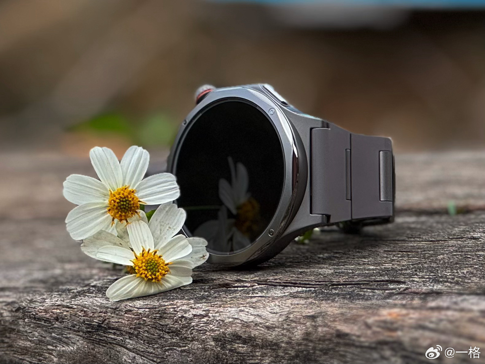 可恶，竟然给我夹了最近都在戴OPPOWatchX3，钛合金确实轻而且质感很好