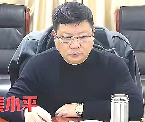 武宁县的作家局长熊小平，笔名廋梦的省作协会员，却挺有官味儿当过县作协主席，和