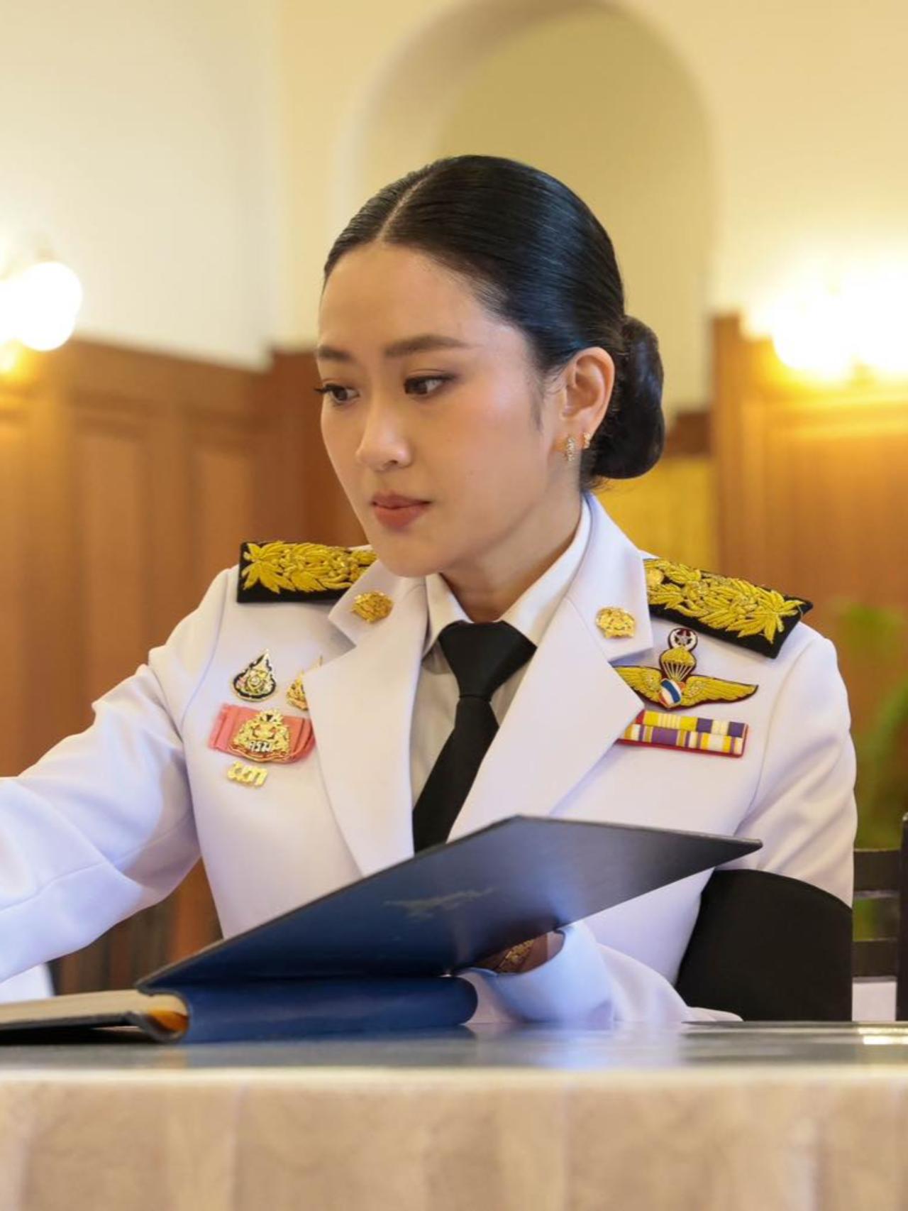 佩通坦祭拜诗丽吉太后，胳膊上佩戴黑袖箍2025年10月26日，前总理佩通坦·西