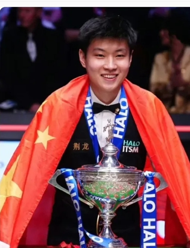 赵心童这波真的赢麻了！28岁直接登顶斯诺克世锦赛，一夜之间把五重buff叠满，看