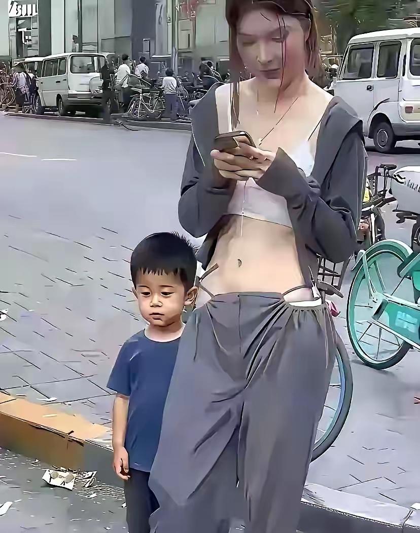 孩子穿绑带裤出门，结果裤子掉了，妈妈懵了，如今的时尚，真不是为了孩子自己穿的，淘