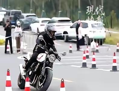 张雪那台冠军车820RR，在南京办了第一场试驾会。现场有个女骑手，钱都交了，车