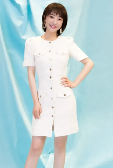 姜尘是一个女演员，还当过主持人。在2003年的时候，她和金鹰卡通签了约，成了那