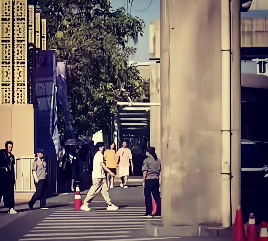 新疆球迷偶遇大头逛街了！新疆球迷有福了，大头昨天从上海飞新疆，很快就有球迷