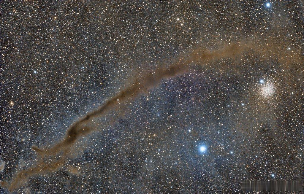 黑暗涂鸦星云和NGC4372，在苍耳座中，名为“黑暗涂鸦”的黑暗尘埃细丝