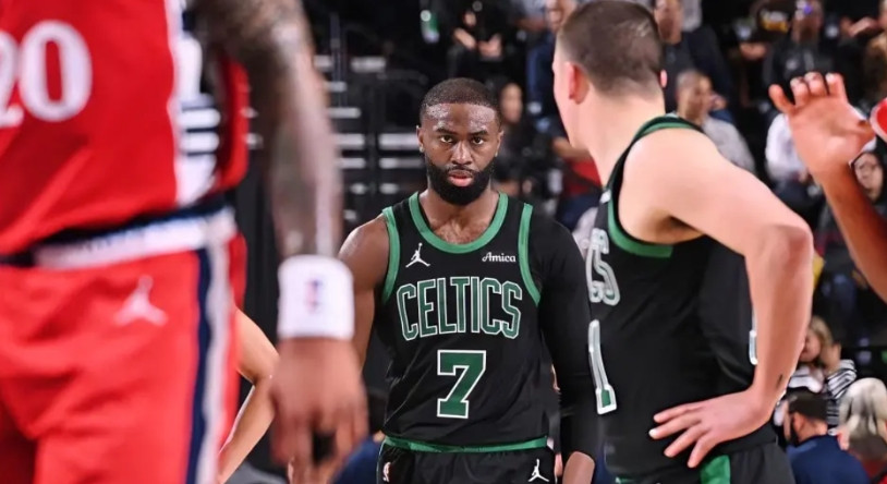 快船迷失在波士顿的“绿色海洋”里！1，快船首先出问题的是防守，两个单节都丢4