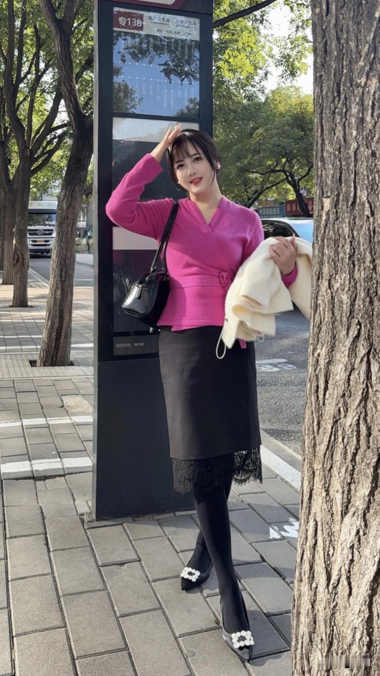 在穿搭上如何穿出高级感?时尚穿搭粉色毛衣+黑色长裙，优雅气质，街拍大片！👗?