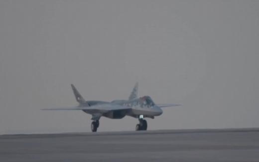 【迪拜上空的“希望之翼”——俄罗斯在制裁阴影下的航空雄心】在2025年迪拜航展灼