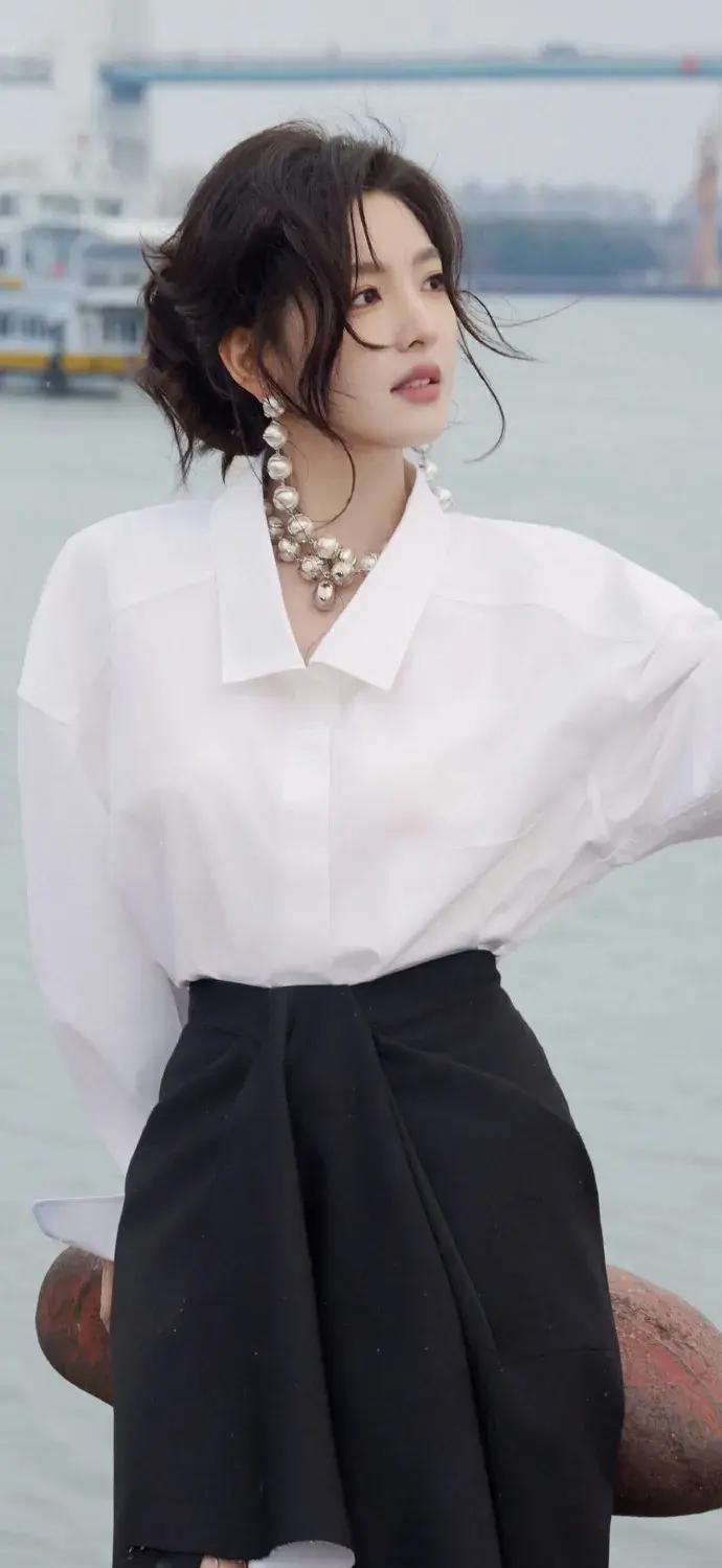 章若楠的黑白穿搭太绝了！白衬衫的松弛，黑半裙的利落，珍珠配饰的精致，江风里的慵懒