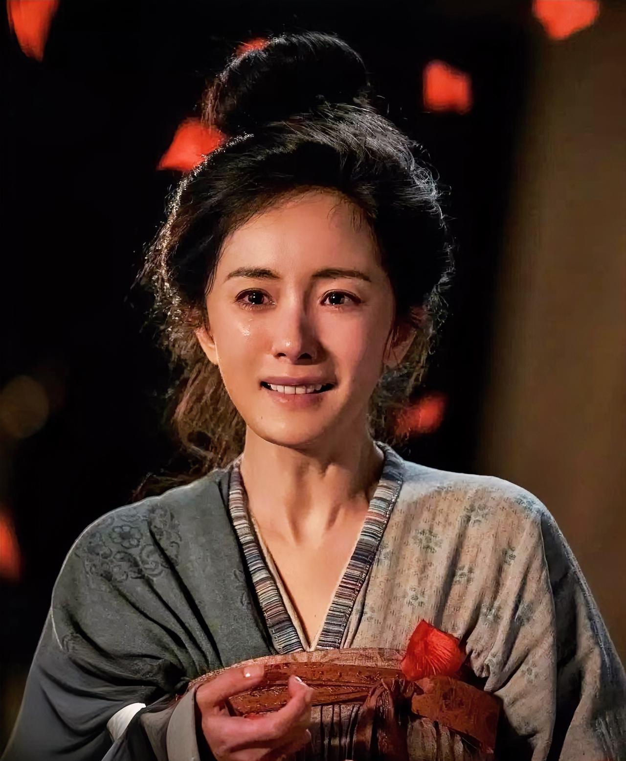 看了《长安的荔枝》最让人意外的就是杨幂了，原本以为杨幂只是一个偶像，但真没想