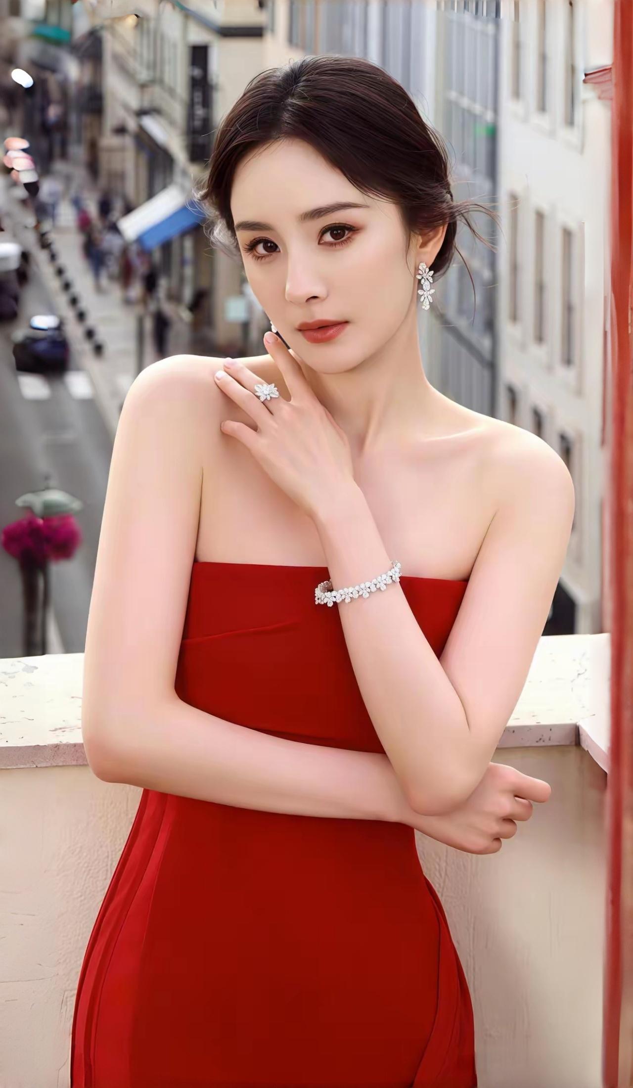 杨幂红色抹胸长裙，性感对比