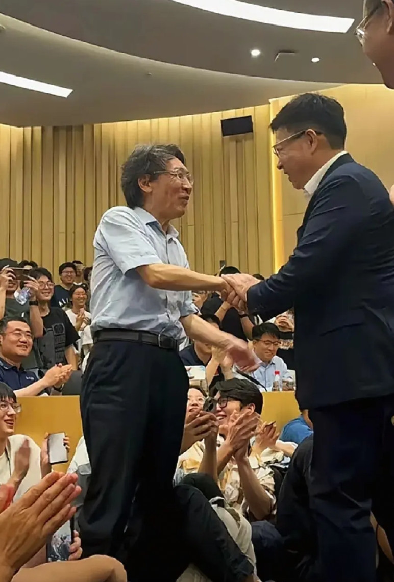 余总很有大格局啊，余总来到南方科技大学演讲，受到同学们的热烈欢迎，当华为余承东先