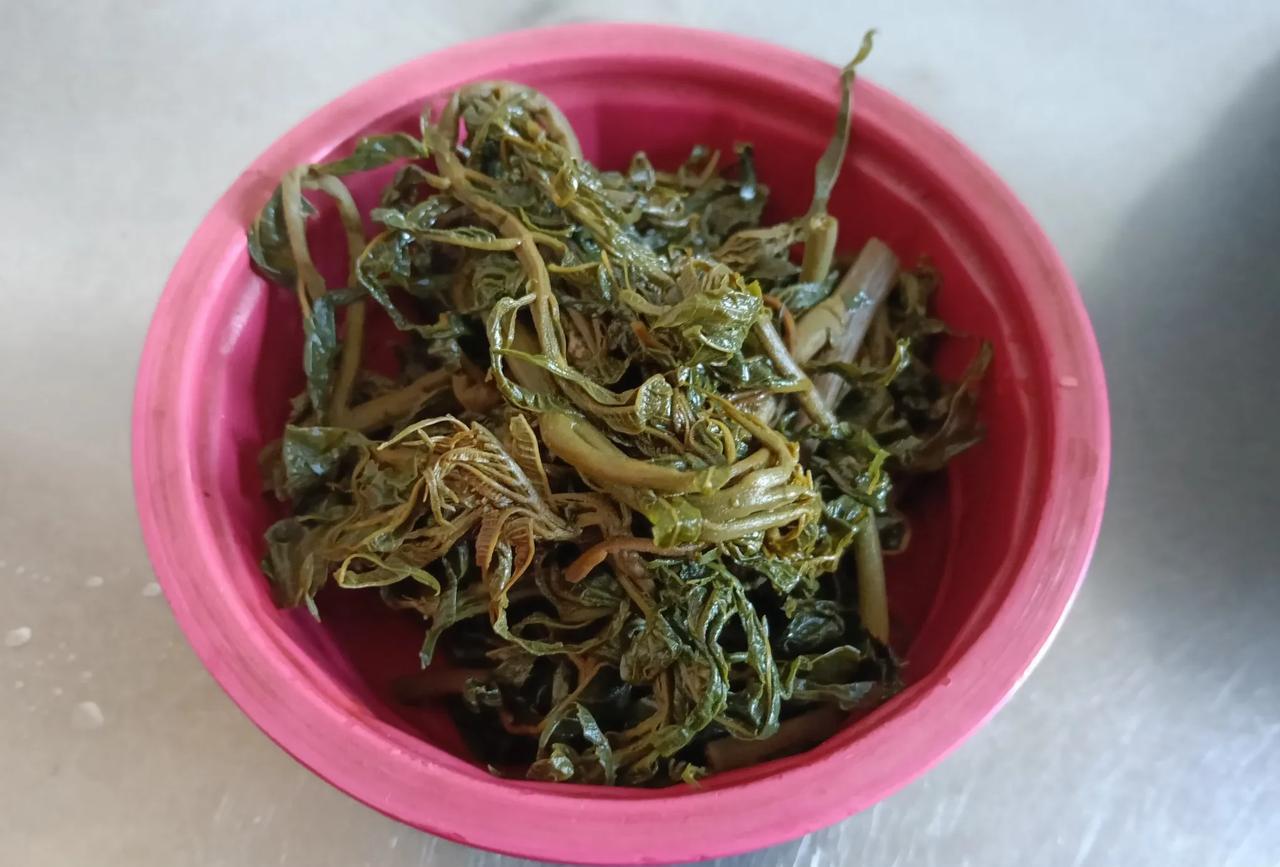 这是今天早晨，简单的早餐。自己家里腌的香椿芽咸菜，用刀切了两个馍馍，然后放