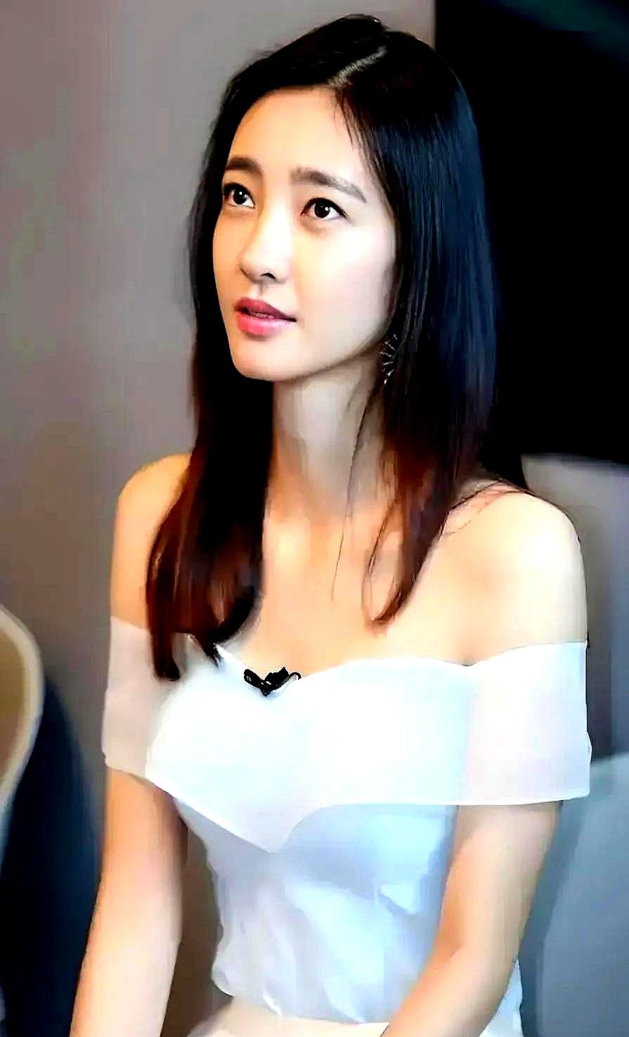 “素颜女神”王丽坤，现在真没啥正经戏拍了。她被前夫那档子事儿缠住了，自己