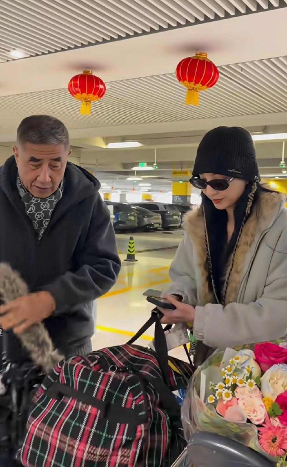 明星也开始春运了，港星郑希怡2月8号带着女儿回了老家上海过年，郑希怡爸妈还到了机
