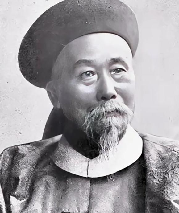 李鸿章深知强兵利器之于国防的重要，对德国克虏伯大炮的性能尤为推崇，视其为抵御外侮