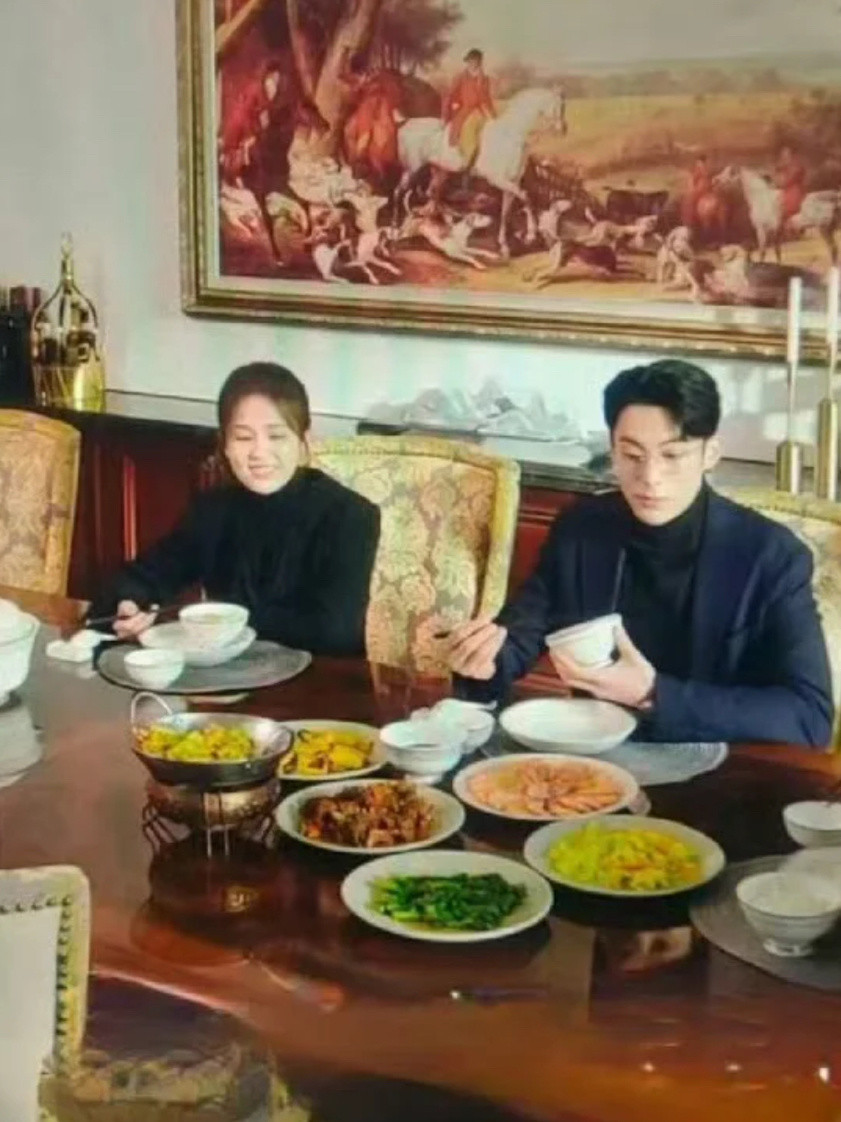 女主真的能夹到菜吗？以爱为营~头一回在影视剧的霸总餐桌上看到干锅…​​​