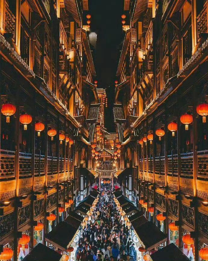 重庆洪崖洞，中国版的千与千寻。有没有陪你心爱的她再去一次的冲动？