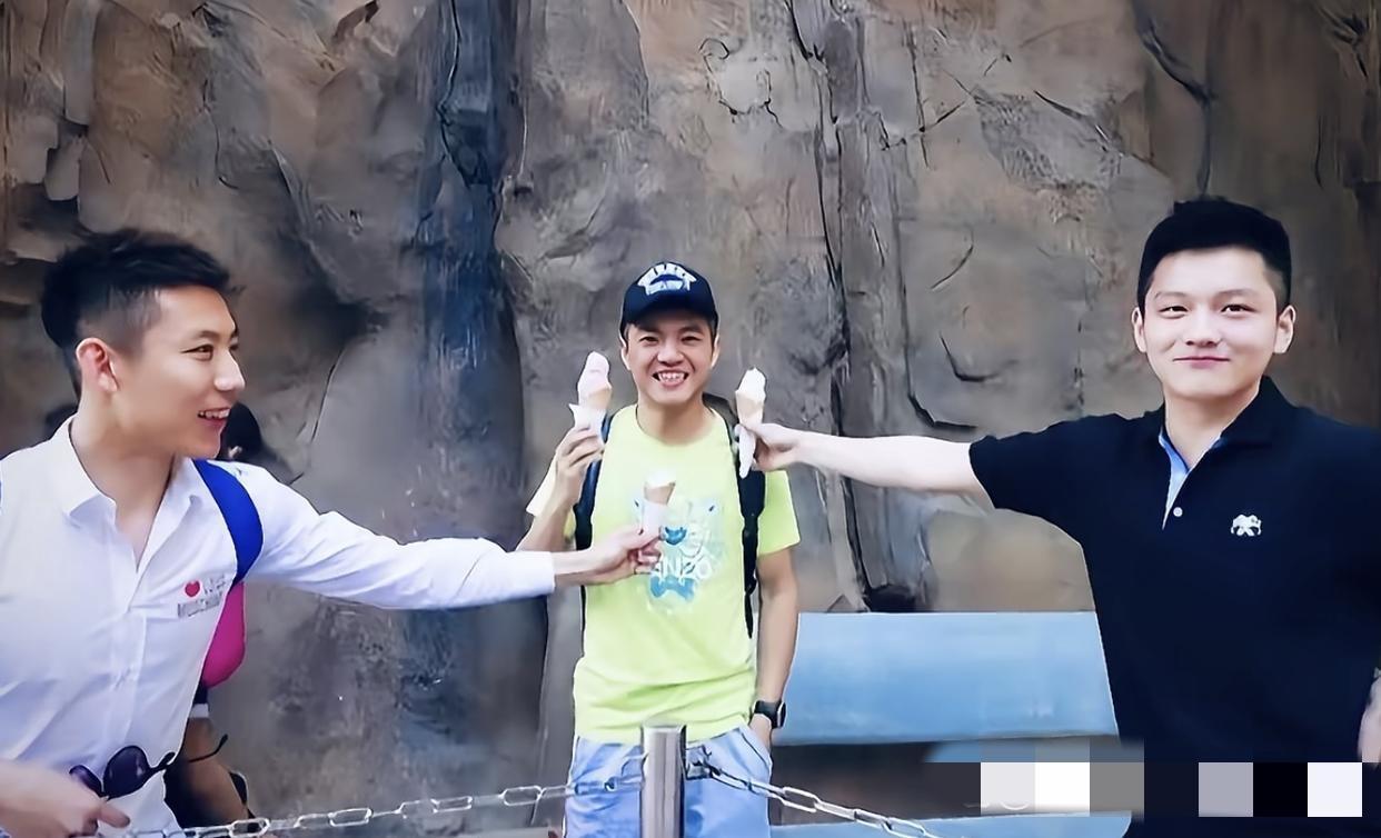 3位乒坛帅哥手捧冰淇淋的靓照：我一眼就认出了皮肤白皙，英姿昂藏的樊振东与五官立体