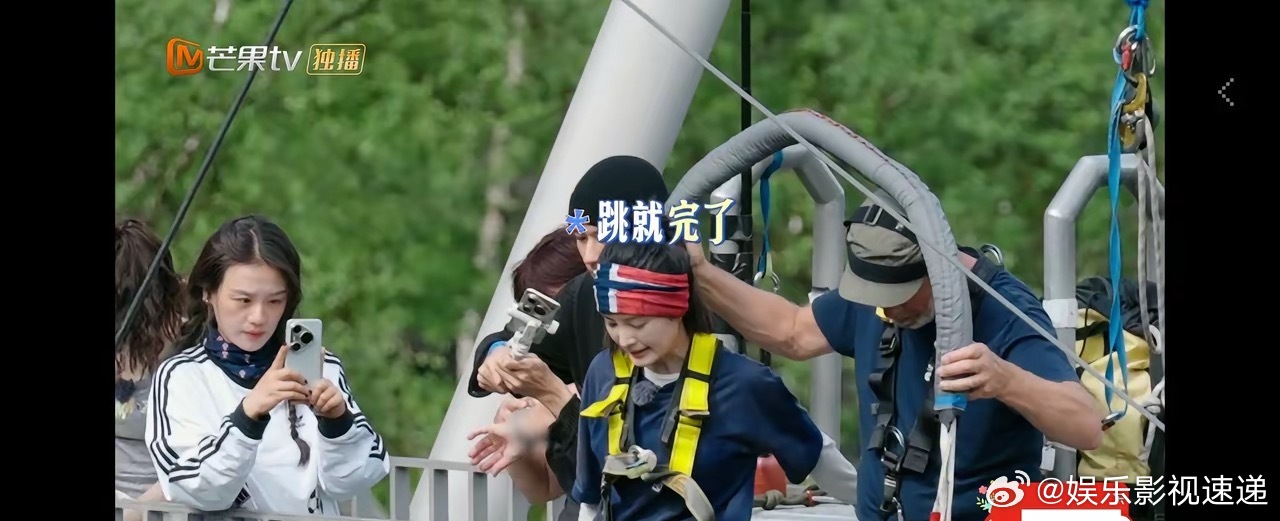 李沁真是个奇女子，把蹦极硬是跳成拍古装戏的威亚，她姿势好美啊！​没想到李沁会去蹦