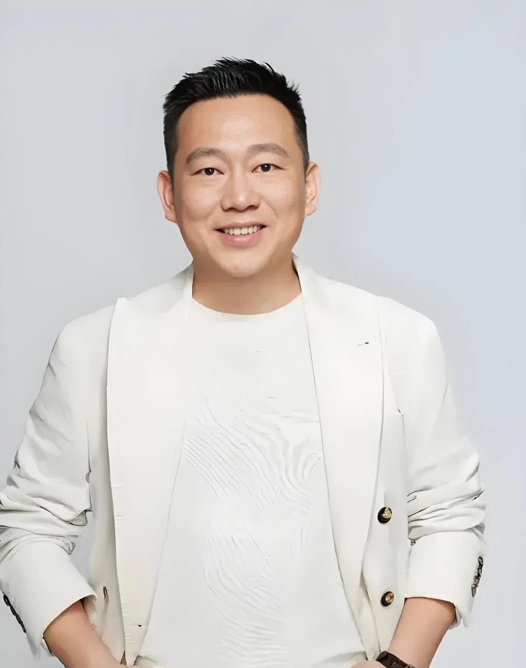 原来是他呀。《藏海传》饰演高明师父的梁超，怪不得看着那么眼熟，原来他就是当年