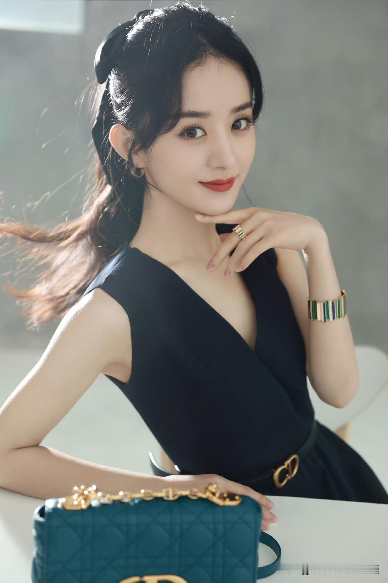 女神赵丽颖☆可温婉，可飒爽。既有眉眼间的灵动秀气，也有历经世事淬炼出来的大气质感