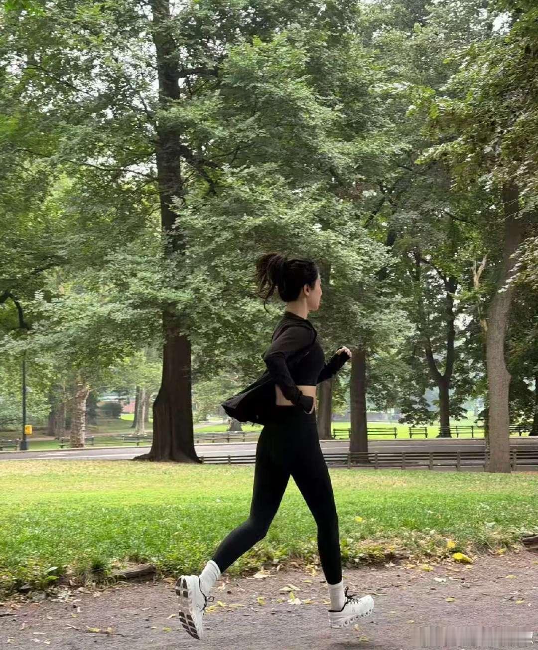 杨紫版中国人会飞杨紫跑步随拍哈哈哈哈跑步要飞起来了