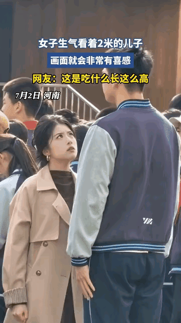 河南，妈妈一脸生气，全程仰着头跟两米高的儿子讲道理。小小的个子对上高出一大截的少