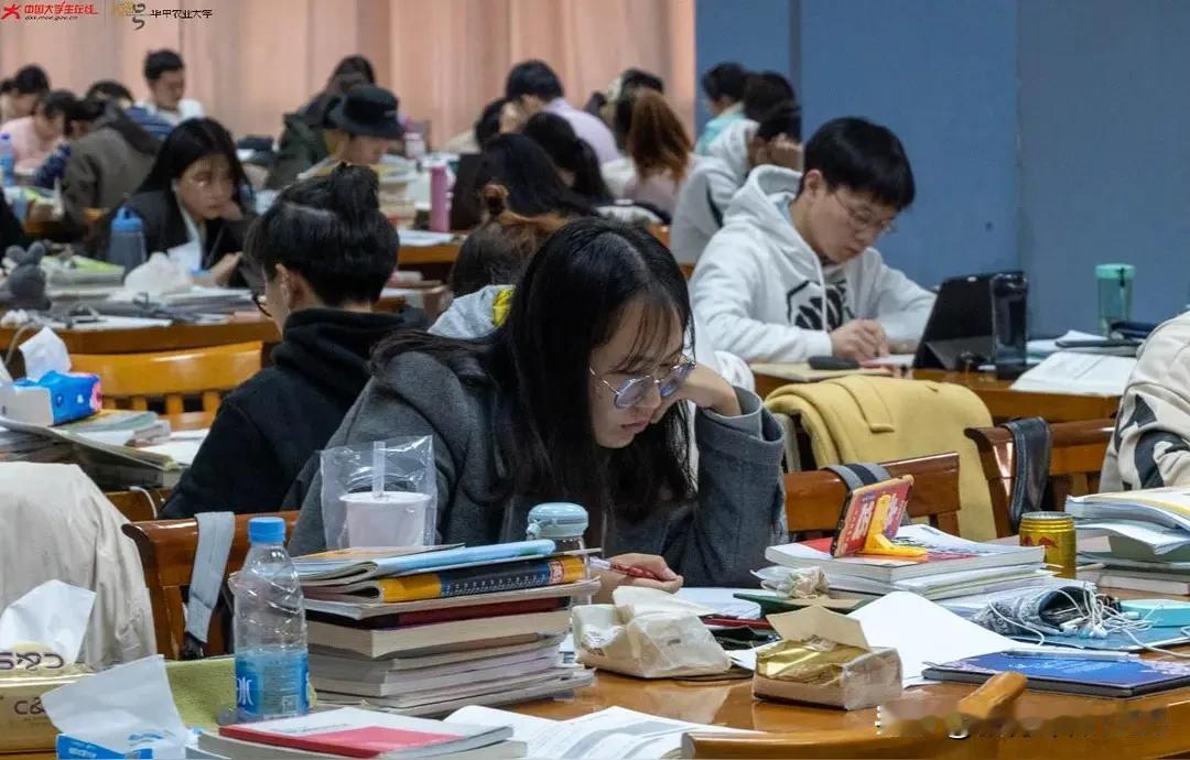 考研人数大幅下降，考研有所降温，很多人不再盲目跟风。今年考研报名人数降到了