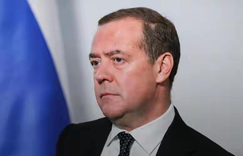 俄罗斯联邦安全会议副主席梅德韦杰夫公开表示，从当前情况来看，不排除美国会以对付马