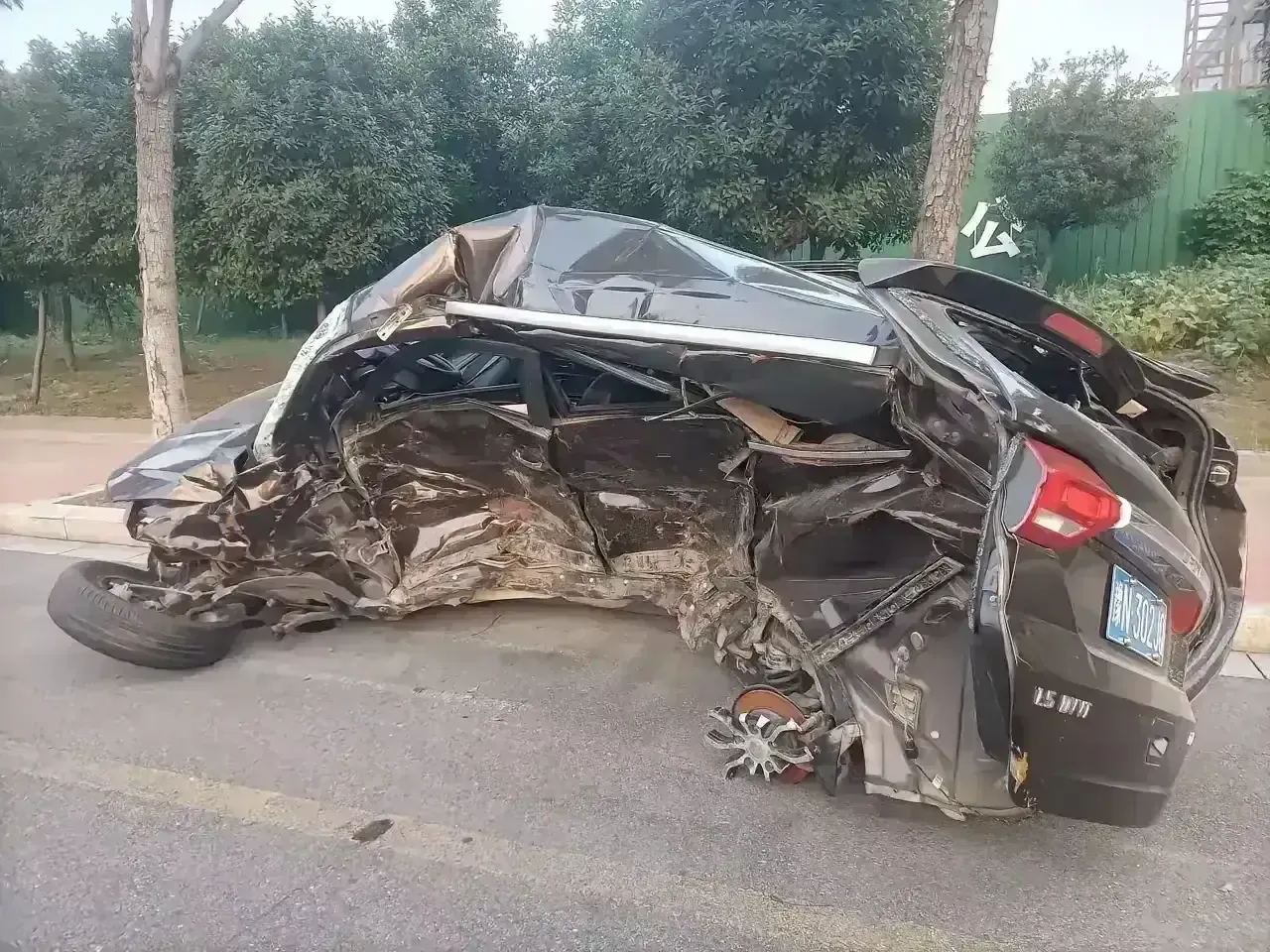 这是什么车，都成这样啦！