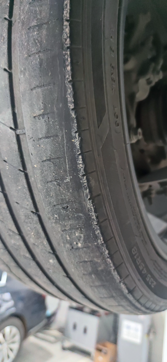 前轮内侧吃胎偏磨今天2w5到店保养，维修师傅发现，内侧偏磨，建议我更换轮胎，再