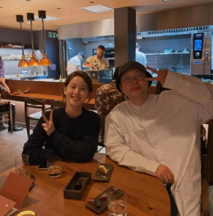 章泽天和杜海涛在英国聚餐，两个人看起来关系挺好的。章泽天扎着低马尾，脸部的皮肤真