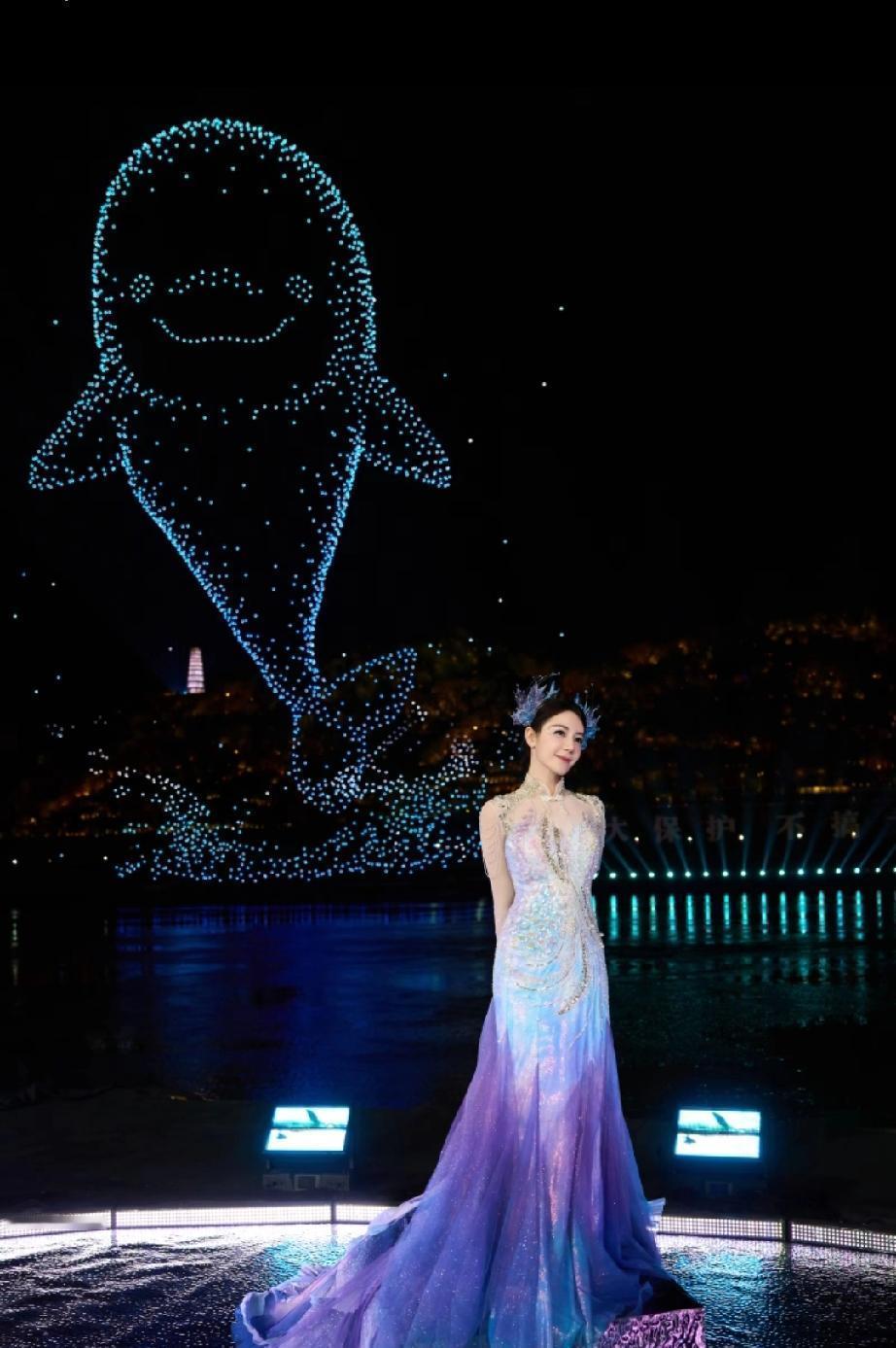 谁能想到，迪丽热巴这次亮相，最火的不是表演，反而是她的“圆脸”和妆容。有人夸她