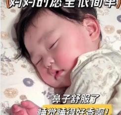  “科学不好解释！”江苏，5个月大宝宝睡醒后，看见父母还在睡懒觉，就自顾自