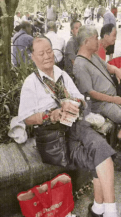 哗哗这数票子的声响，就差用锣鼓敲了，还有老爷子这身行头，太能显摆太高低了吧，小心