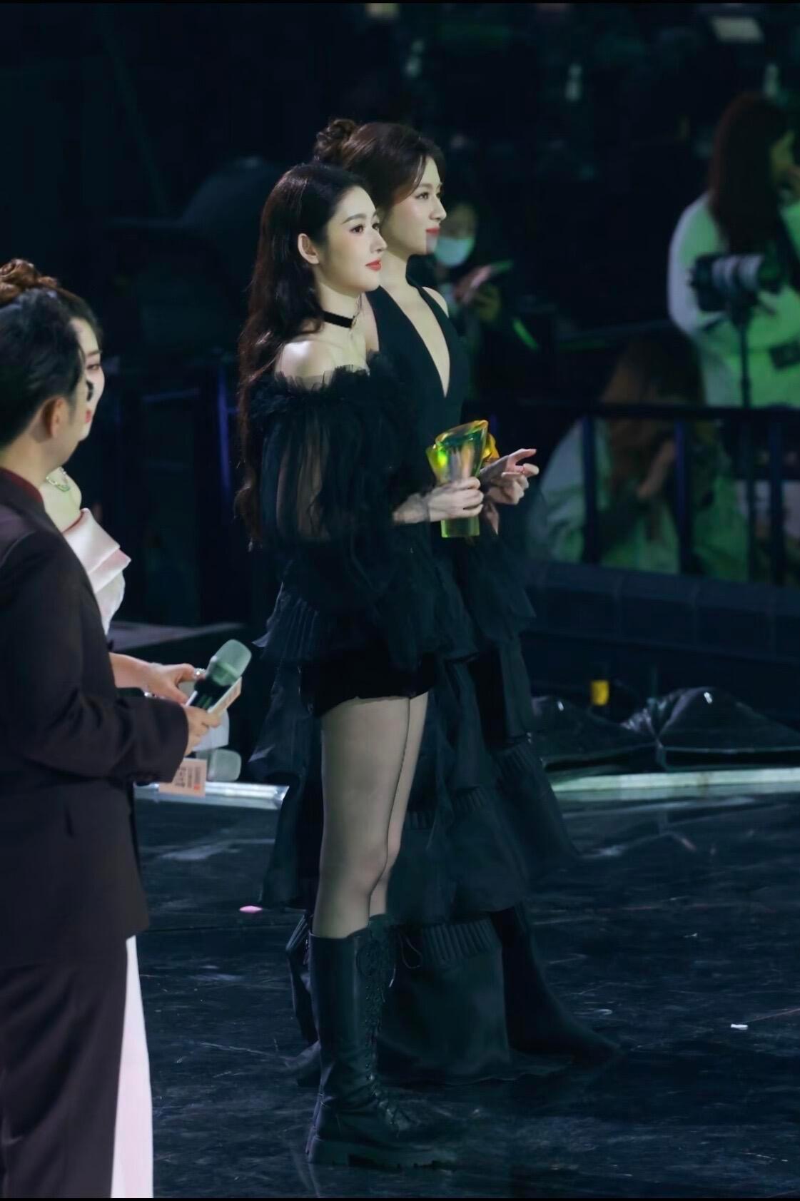 王玉雯这身穿搭（黑丝+靴子）真好看