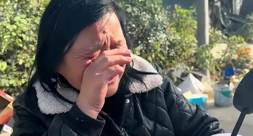 母亲哭了，可我也没办法清明节，哥哥来接母亲，我没敢提前告诉母亲，哥哥是来接她的