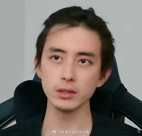 敖瑞鹏无美颜无滤镜没化妆给粉丝直播打游戏你们觉得这状态如何​​​