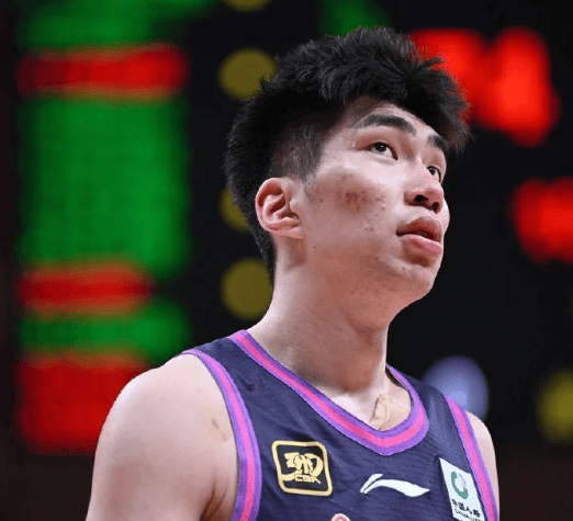 青岛队记: 今夏中国男篮两大年轻中锋都完成了职业生涯进阶