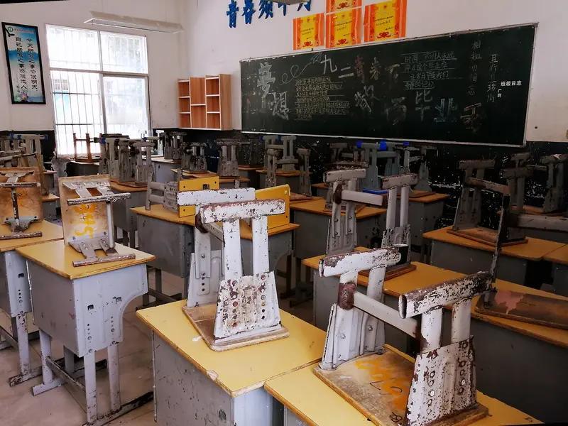 一位初中学校里的班主任老师说，教书二十二年，他当了二十二年班主任。他发现，低层次