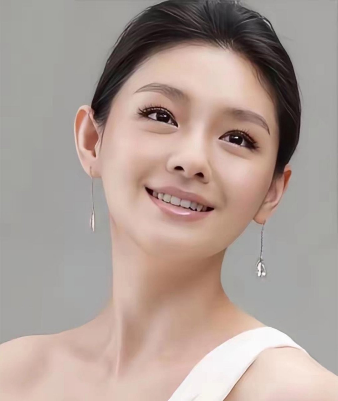 终于明白！为什么大S生前频繁起诉汪小菲要钱。不是她贪心，是她背后有一台抽水机