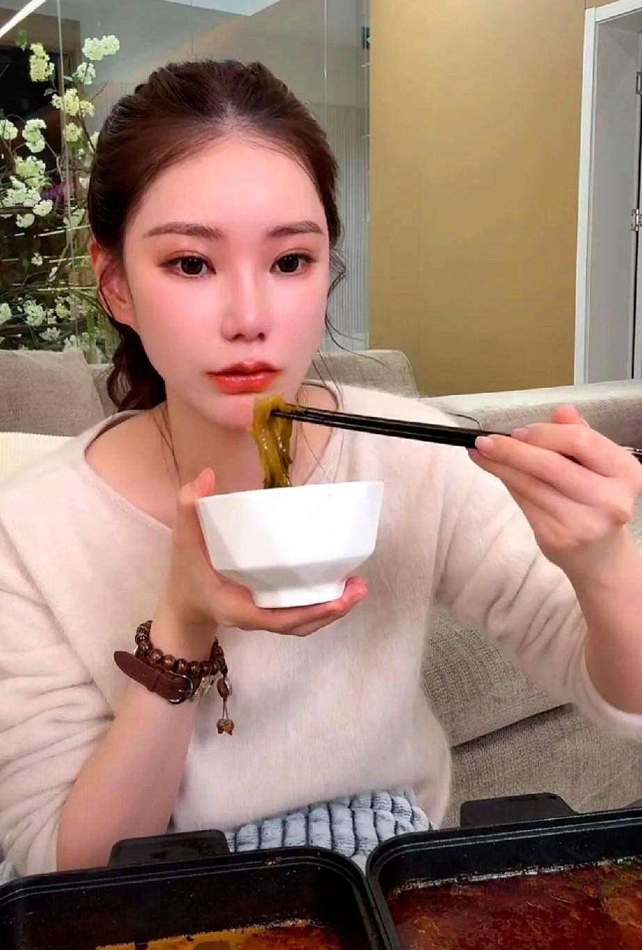 标题：汪小菲又闹情绪？马筱梅这招太高了：惹不起我躲得起，还不耽误赚钱！马筱梅