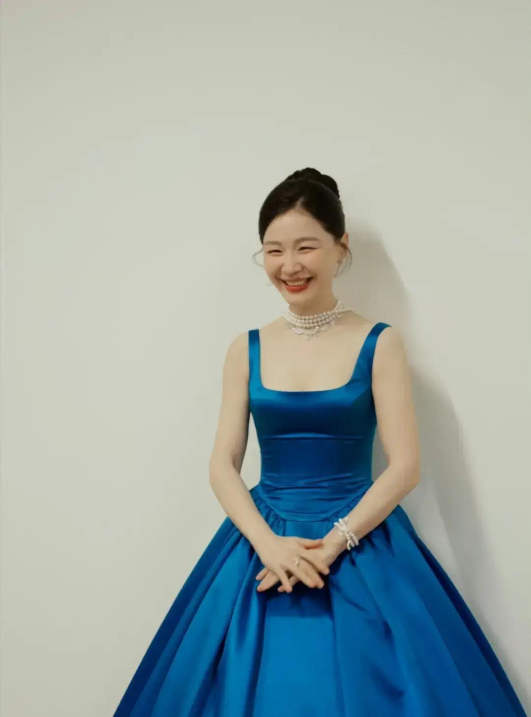 贾玲把舞台让给金靖，自己躲到幕后，金靖领奖时哭得稀里哗啦，说差点被网暴逼退圈，台