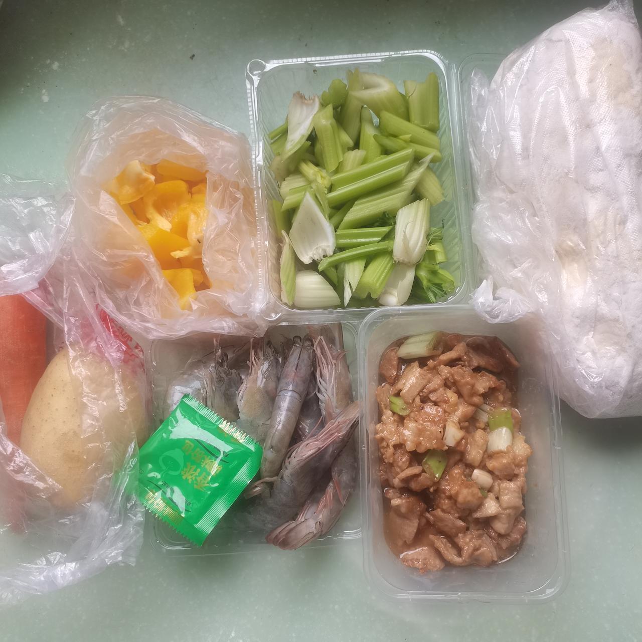 我又要去下元探望我的老父老母了。清晨起来便没闲下来，从冰箱里取出一块五花肉、八只