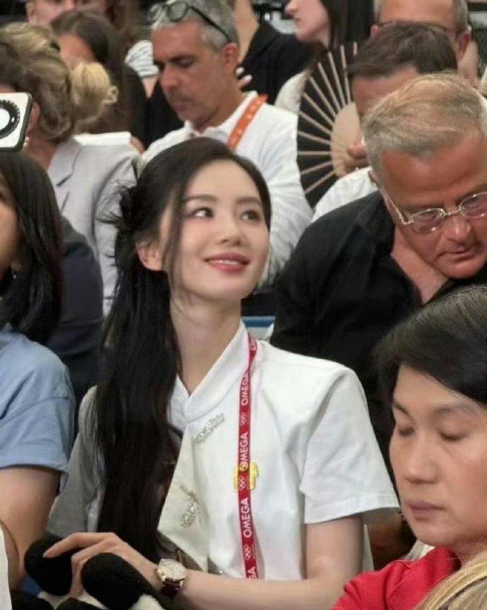 网友说刘诗诗看个奥运也端着，化浓妆，伸脖子，对女明星这么恶意的吗？