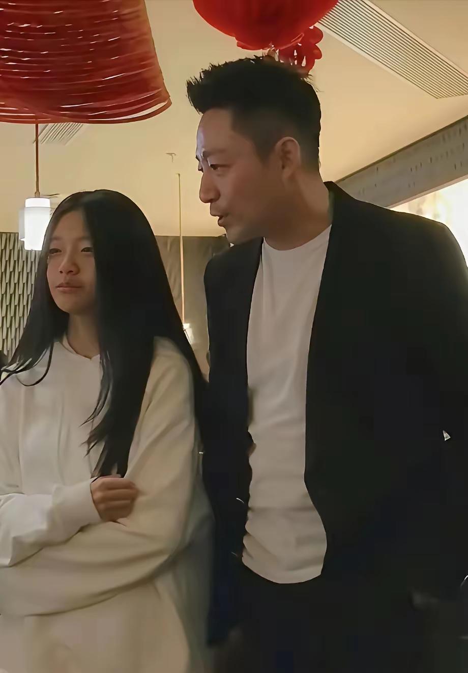 小汪总带小玥儿吃饭的照片刷爆朋友圈了。镜头里他半蹲在餐桌旁，对着对面的小姑