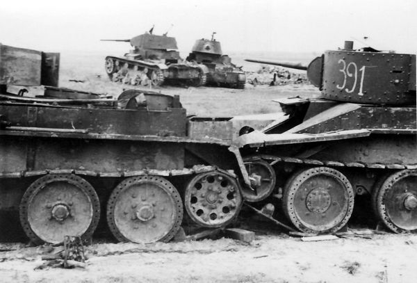 镜头下的战争：BT-5与T-26坦克在1941年伏击中被毁