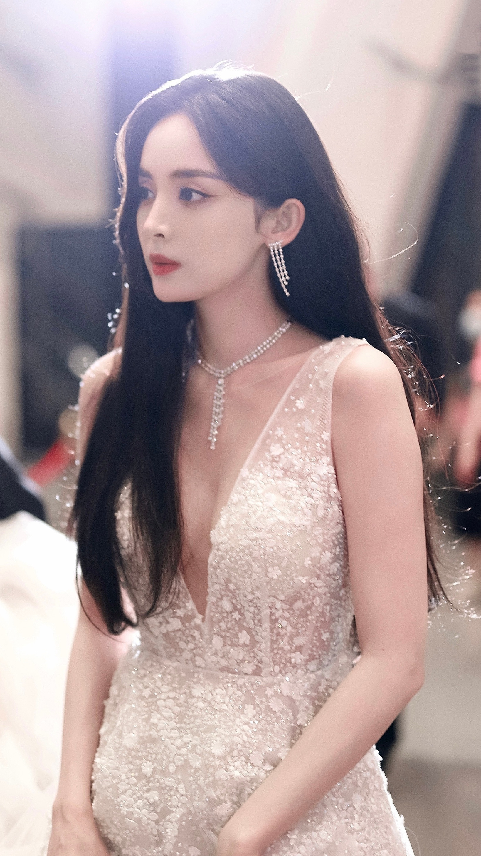 娜扎，一组蕾丝裙装穿搭，仙气满满。娜扎