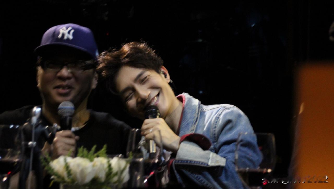 陈楚生，上海工作结束回北京啦！机场他戴着大墨镜遮挡眼睛，其实昨天上台前他就